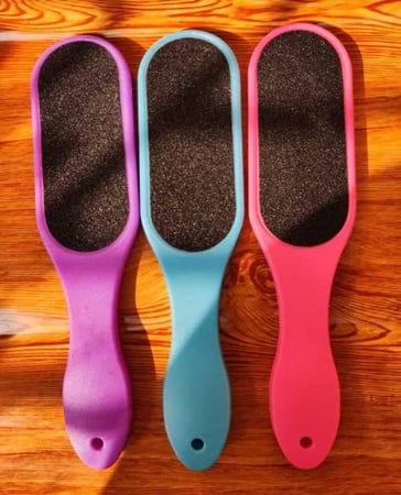 مبرد لازالة الجلد الميت للقدمين من ماركة سيل ستار - متعدد الالوان