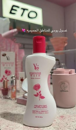 غسول للمناطق الحساسه نسائي بالورد من ماركة واي سي