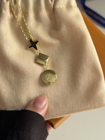 قلادة إل في ذهبي مع لمسة وردية