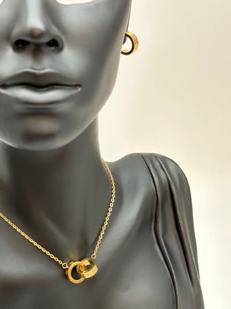 سلسال مع حلق كارتيه ذهبي