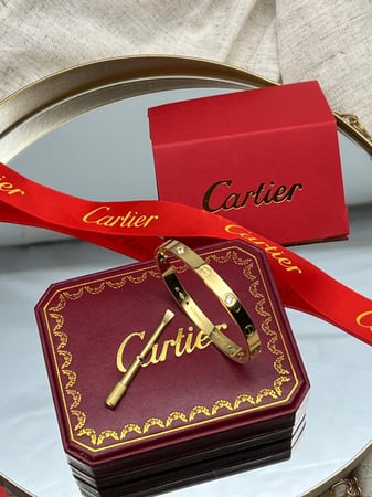 اسوارة  مستوحاة من كارتير ذهبي