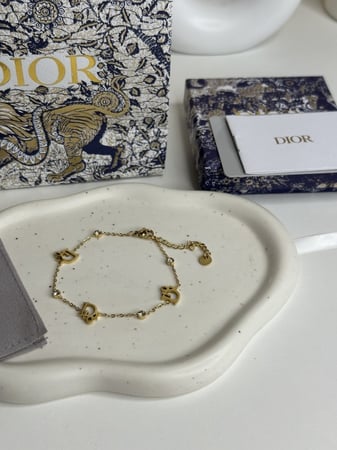 إسوارة مستوحاة من ديور - ذهبي
