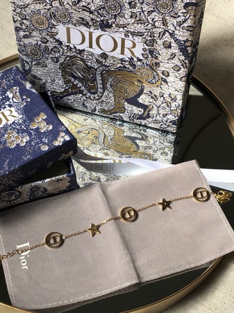 إسوارة مستوحاة من ديور - ذهبي