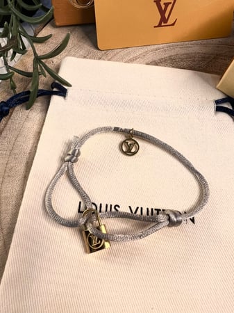اسوارة لويس فيتون ذهبي