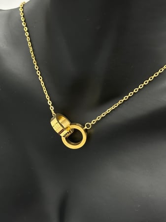 سلسال مع حلق كارتيه ذهبي