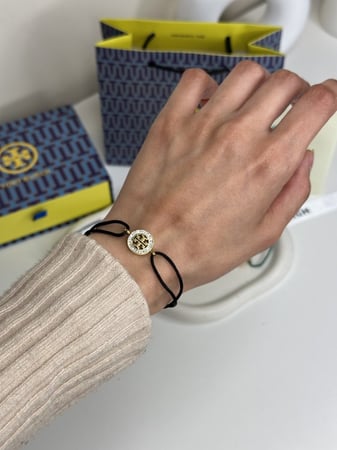 إسوارة TORY BURCH معدن ذهبي خيط