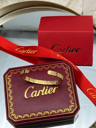 اسوارة  مستوحاة من كارتير ذهبي