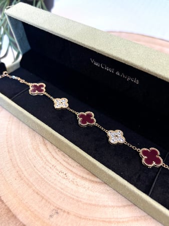 اسوارة فان كليف ذهبي