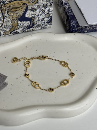 إسوارة مستوحاة من ديور - ذهبي