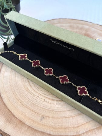 اسوارة فان كليف ذهبي بدون ملحقات