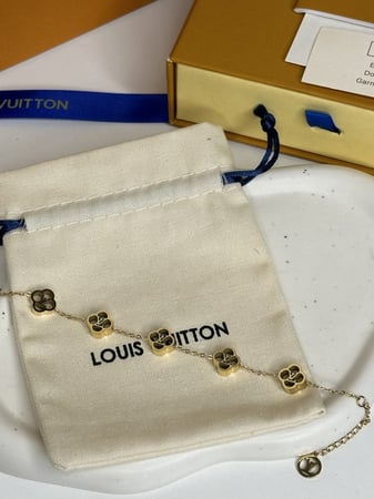 إسوارة لويس فيتون