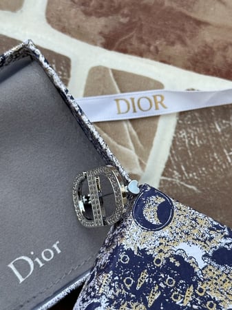 بروش Christian Dior فضي وذهبي