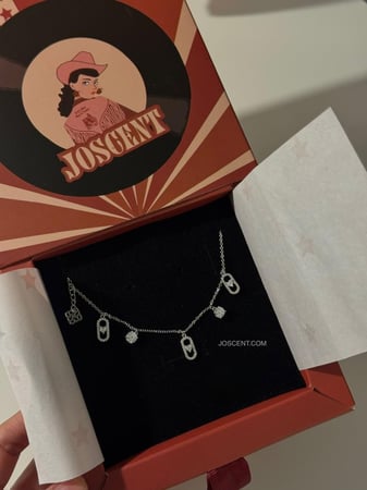 1️⃣ قلادة فضية بتعليقات لامعة مرصعة بالكريستال