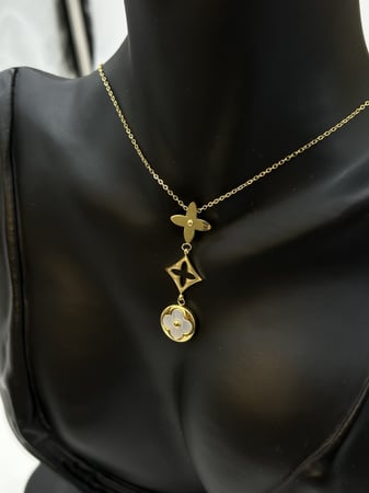 سلسال مع حلق لويس فيتون