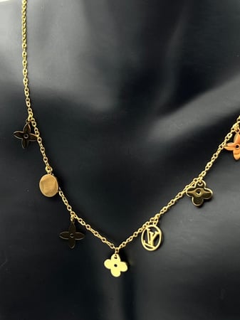 سلسال مع حلق LV