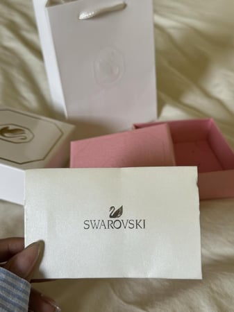 ملحقات SWAROVSKI الوردية
