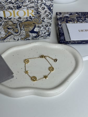 إسوارة مستوحاة من ديور - ذهبي