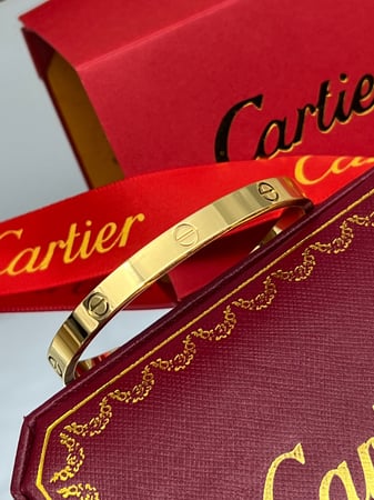 اسوارة  مستوحاة من كارتير ذهبي