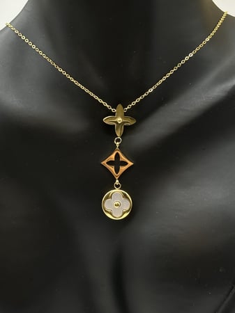 سلسال مع حلق لويس فيتون