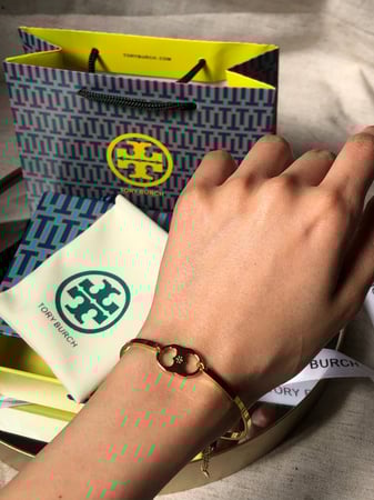 إسوارة مستوحاة من توري بورش- ذهبي