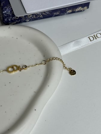 إسوارة مستوحاة من ديور - ذهبي