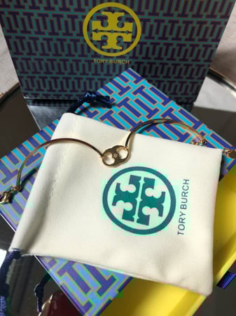 إسوارة مستوحاة من توري بورش- ذهبي