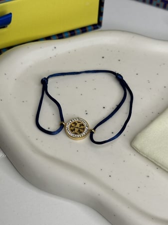 إسوارة TORY BURCH معدن ذهبي خيط