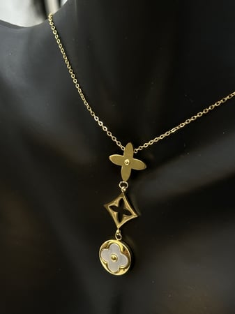 سلسال مع حلق لويس فيتون