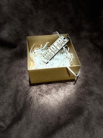 ميدلية او تعليقات باسم اللوحة