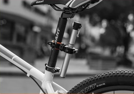 حامل كشاف الدراجات الهوائية ويمكن استخدامه للعديد من المهام ازرق