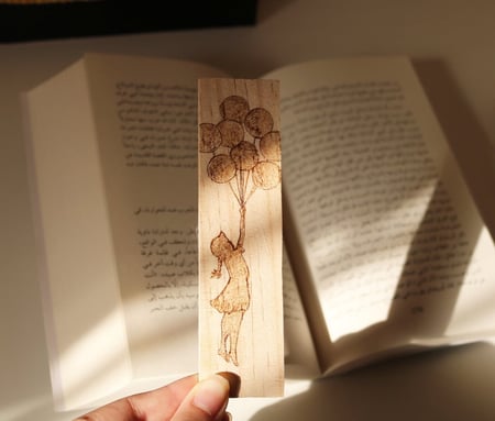 فاصل كتاب خشبي مع رسم بإستخدام الحرق على الخشب