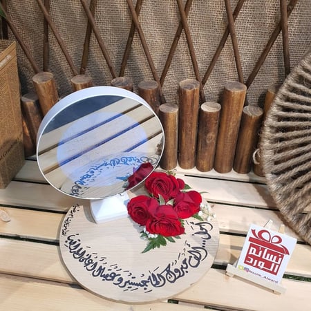 لوح بالورد و عبارة مع شاشة مضيئة