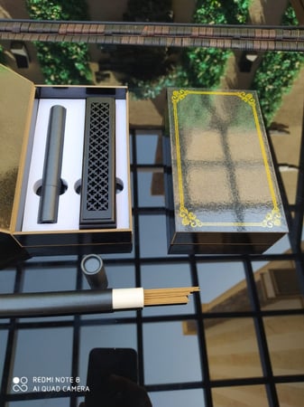 صندوق أسود أو بني مبخرة الكمبودي + الأعواد