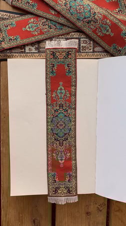 فاصل سجادة احمر بتطريز فارسي