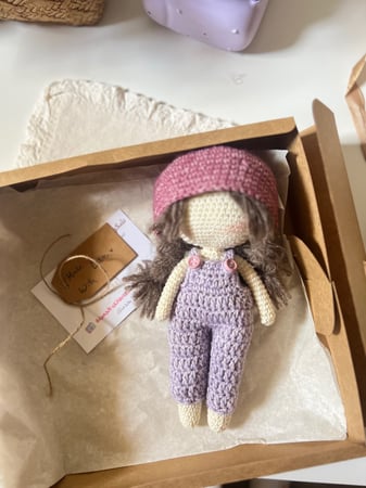 دمية مع قبعة