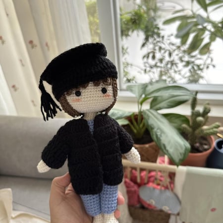 دمية مع قبعة تخرج