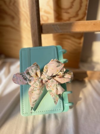 توزيعات ربطة مع دفتر بالاسم