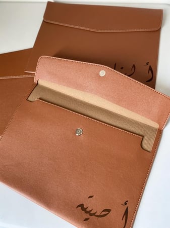 حقيبة جلد بالاسم