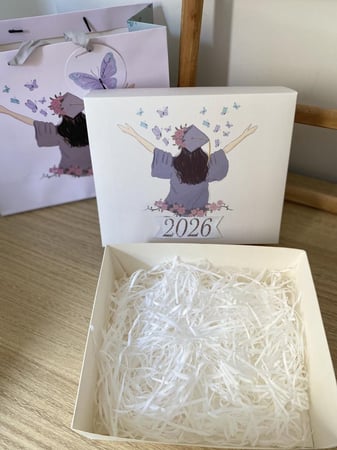 صندوق خريجة + كيس إهداء