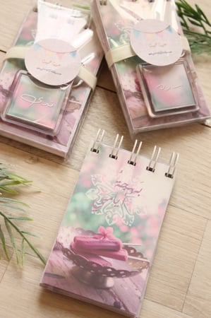 توزيعات النوت الصغير + ميداليه بالاسم