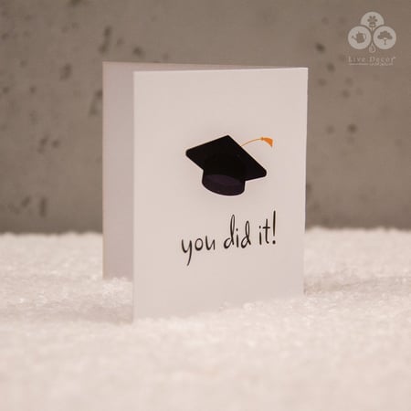 كرت تهنئة بتصميم قبعة التخرج – "You did it"
