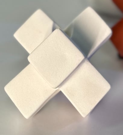 تحفة فنية على شكل X