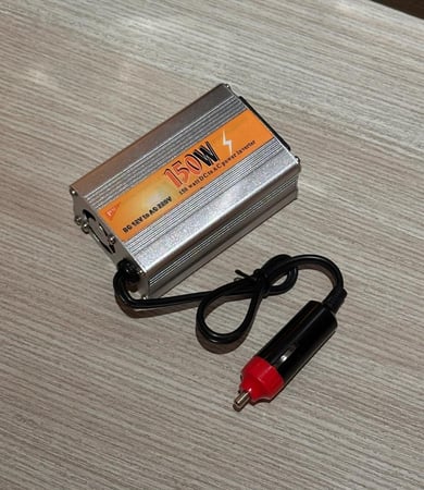 محول طاقة من تيار مستمر 12 فولت إلى تيار متردد 220 فولت