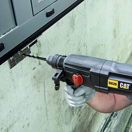دريل كهربائي CAT DX26 تصميم جانبي مريح لمهام الحفر