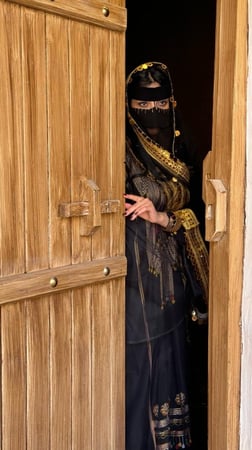 مسرح تل بشت بأكمام واسعة