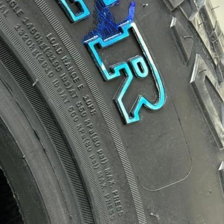 كفرات كمفروسر نص حجري 265/65/17 جديد 2025