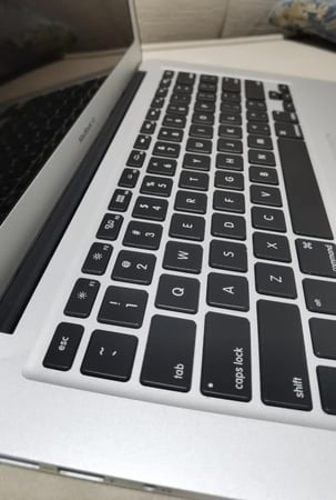 ماك بوك إير مستعمل – نظيف جداً | شاشة 13 إنش | نظام macOS | خفيف وسريع