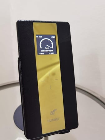 راوتر هواوي متنقل 5G/4G – مستخدم نظيف جداً – يدعم جميع الشرائح – بطارية 8000 مللي أمبير