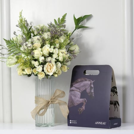 ورد Y.m + منتج ( الرياض فقط )