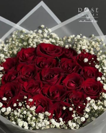 باقة ورد أحمر مع جبسوفيليا أبيض